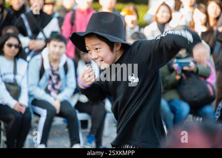 Tänzer nehmen am 17. November 2019 an der „Dance Battle“-Veranstaltung während der Shibuya Street Dance Week in Tokio Teil. Die Veranstaltung begann 2015, Incorporat Stockfoto
