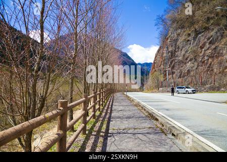 Der Weg führt durch die Seilbahnstation Shinhotaka, Präfektur Toyama, Chubu, Japan. Stockfoto