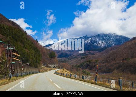 Der Weg führt durch die Seilbahnstation Shinhotaka, Präfektur Toyama, Chubu, Japan. Stockfoto