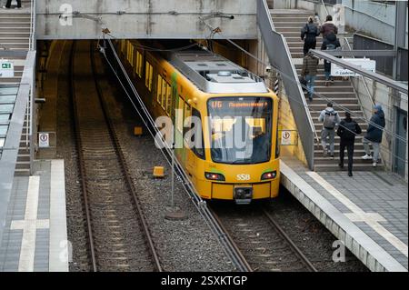 Stuttgart, Deutschland. Februar 2025. Ein Stadtbahnfahrzeug der Linie U6 der Stuttgarter Straßenbahnen AG (SSB) in Richtung Flughafen/Messe fährt an der Haltestelle Fasanenhof in einen Tunnel. Kredit: Helena Dolderer/dpa/Alamy Live News Stockfoto