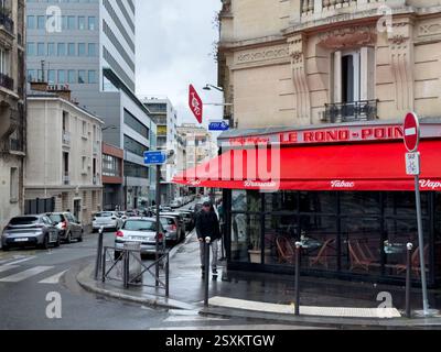 Gemütliches Café an einem regnerischen Tag im Herzen der Stadt Stockfoto