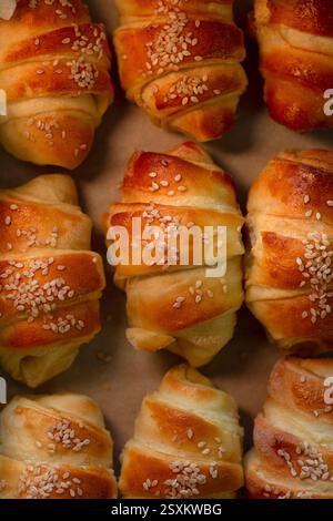 Hausgemachte frisch gebackene Brötchen mit Sesam Stockfoto