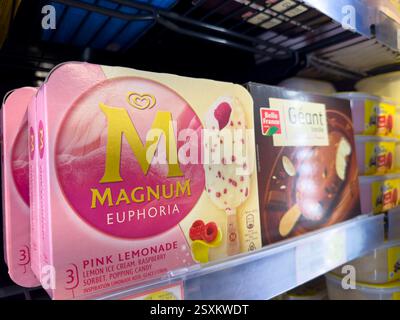 Genießen Sie die Glückseligkeit von rosa Limonade Sorbet an einem sonnigen Tag in der Stadt Stockfoto