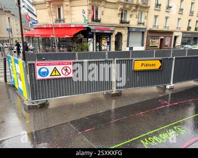 Bauschranken an einer geschäftigen Pariser Kreuzung an einem regnerischen Tag Stockfoto