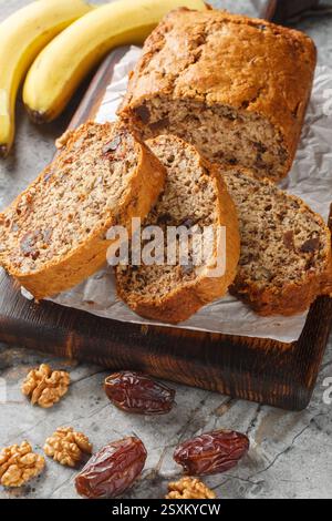 Dating Bananennüsse Diät Brot Nahaufnahme auf Holzbrett auf dem Tisch. Vertikal Stockfoto