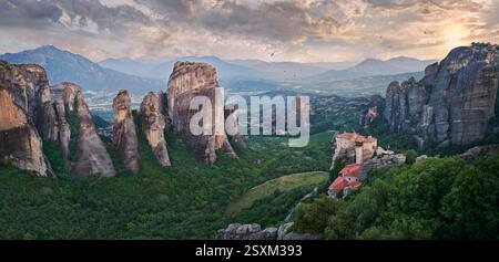 Mittelalterliches Meteora-Kloster St. Rousanou (Μονή Ρουσάνου) auf einer Felssäule im Meteora-Gebirge, Thessalien, Griechenland. Stockfoto