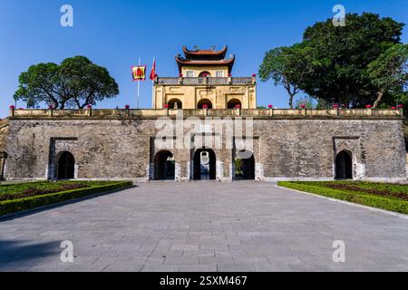 Das Doan Mon Tor der Kaiserlichen Zitadelle von Thăng Long, Hoàng thành Thăng Long, im historischen Zentrum von Hanoi. Stockfoto