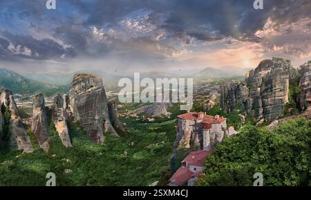 Mittelalterliches Meteora-Kloster St. Rousanou (Μονή Ρουσάνου) auf einer Felssäule im Meteora-Gebirge, Thessalien, Griechenland. Stockfoto