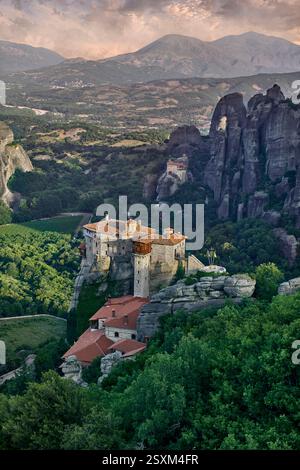 Mittelalterliches Meteora-Kloster St. Rousanou (Μονή Ρουσάνου) auf einer Felssäule im Meteora-Gebirge, Thessalien, Griechenland. Stockfoto
