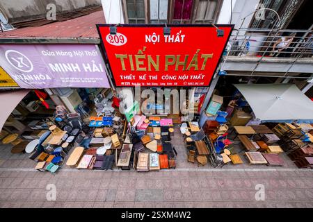 Blick aus der Vogelperspektive auf ein Möbelgeschäft mit Tischen und Stühlen zum Verkauf auf dem Bürgersteig neben einer Hauptstraße im Zentrum von Hanoi. Stockfoto