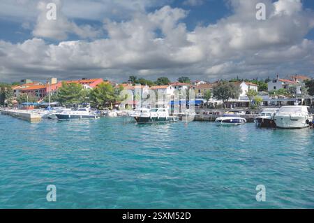 Uferpromenade und kleiner Yachthafen von Njivice auf der Insel Krk, adria, Kvarner, Balkan, Kroatien Stockfoto