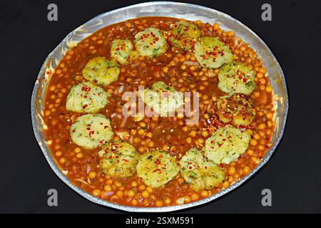 Aloo Tikki Chaat – Ein nordindischer Snack aus gekochten Kartoffeln und verschiedenen Gewürzen, Indien. Stockfoto