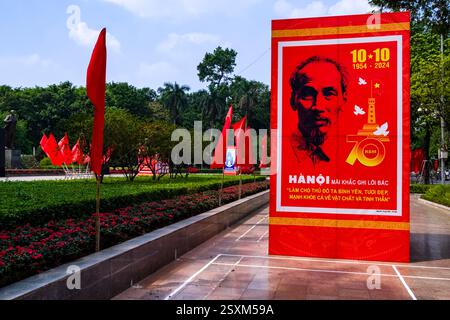 Ein Poster mit dem Porträt von Ho Chi Minh, das am 10. Oktober 2024 anlässlich des 70. Jahrestages der Befreiung der Mütze gezeigt wird Stockfoto