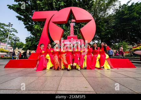 Eine Gruppe von Frauen in roten Kleidern feiert den 70. Jahrestag der Befreiung der Hauptstadt am 10. Oktober 2024. Stockfoto