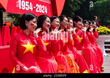 Eine Gruppe von Frauen in roten Kleidern feiert den 70. Jahrestag der Befreiung der Hauptstadt am 10. Oktober 2024. Stockfoto
