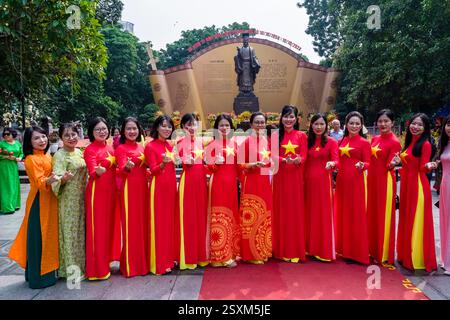 Eine Gruppe von Frauen in roten Kleidern feiert den 70. Jahrestag der Befreiung der Hauptstadt am 10. Oktober 2024. Stockfoto