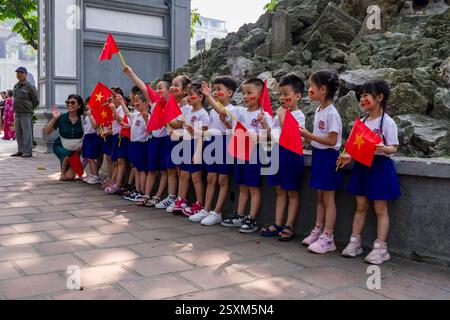 Eine Gruppe von Schulkindern feiert am 10. Oktober 2024 den 70. Jahrestag der Befreiung der Hauptstadt. Stockfoto