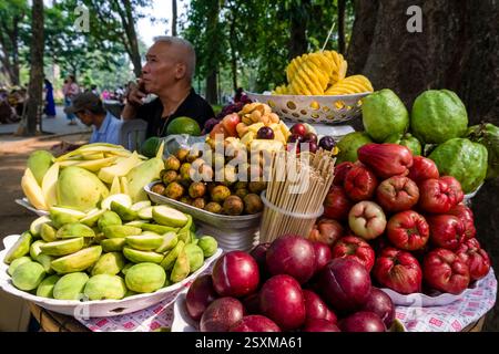 Ein Mann verkauft verschiedene Früchte in den Straßen des historischen Zentrums von Hanoi. Stockfoto