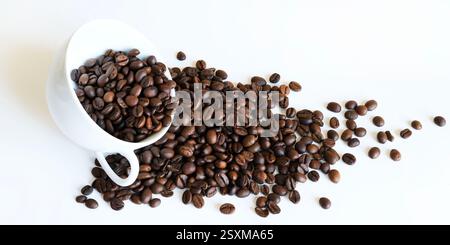 Kaffeetassen mit Kaffeebohnen auf weißem Hintergrund. Direkt darüber. Kopierbereich. Stockfoto