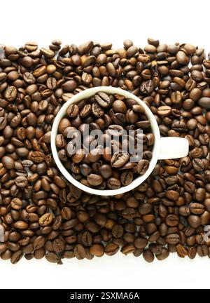 Kaffeetassen mit Kaffeebohnen auf weißem Hintergrund. Direkt darüber. Kopierbereich. Stockfoto