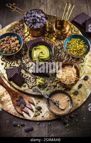 Zutaten für hausgemachte Dubai Schokolade auf Holztisch Stockfoto