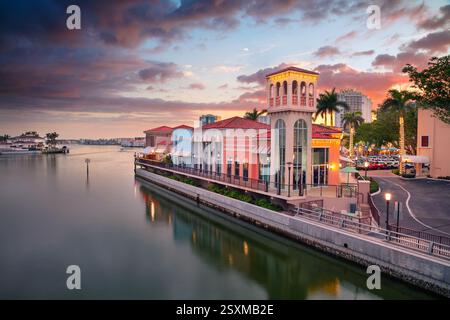 Neapel, Florida, USA. Stadtbild von Neapel, Florida, mit Reflexion der Skyline der Stadt im Wasser bei schönem Sonnenuntergang. Stockfoto