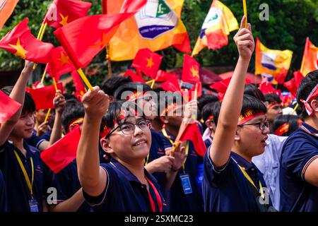 Schüler treffen sich im Giam-Garten und schwenken die vietnamesische Nationalflagge, um den 70. Jahrestag der Befreiung der Hauptstadt am 1 Stockfoto