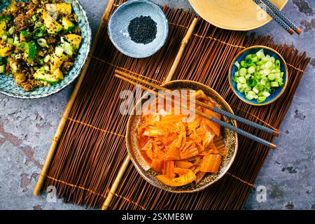 Gebratenes Gemüse mit Rindfleisch und Kimchi verrühren Stockfoto