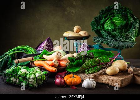 Verschiedene Herbst- und Wintergemüse auf Küchentisch, Ernte und Selbstversorgung Stockfoto