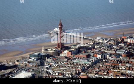 Blick aus der Vogelperspektive auf Blackpool Tower, Uferpromenade und Pier, Lancashire, England Stockfoto