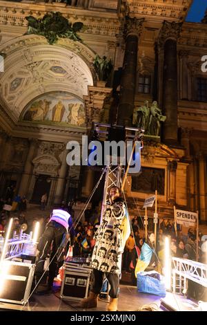Ukrainische Demonstration zum 3. Jahrestag des Russischen Krieges gegen die Ukraine Stockfoto