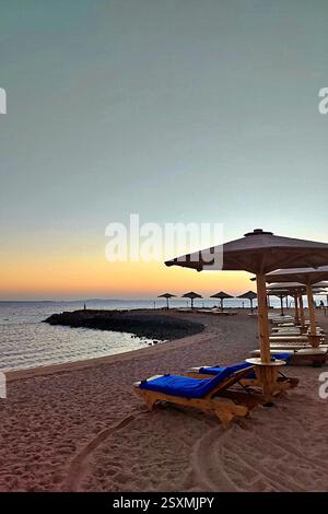Sonnenliegen am Roten Meer bei Sonnenaufgang Stockfoto