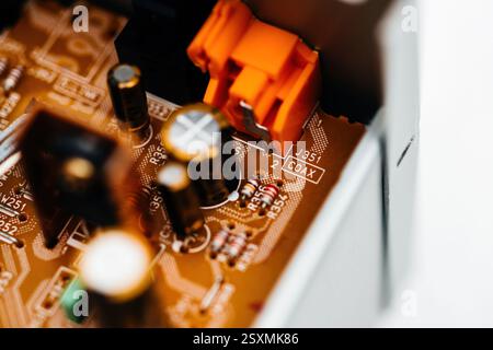 Frankfurt, Deutschland – 15. Juni 2023: Eine Makroaufnahme einer internen Platine des DVD-SACD-Players von Sony mit Schwerpunkt auf NEC C2275A Transistoren, Kondensatoren und Detaillierungen Stockfoto