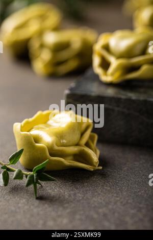 Frische Tortellini gefüllt mit Ricotta und Spinat Stockfoto