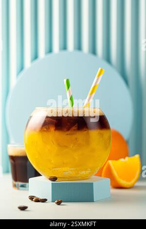 Hummel Kaffee mit Eis und Orangensaft Stockfoto