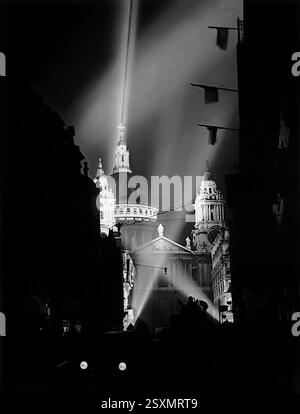 Suchen Sie Lichter rund um die St Paul's Cathedral in London während der Feierlichkeiten zum Siegestag in Europa am 8. Mai 1945. Es folgte die bedingungslose Kapitulation der deutschen Streitkräfte am 7. Mai. Stockfoto
