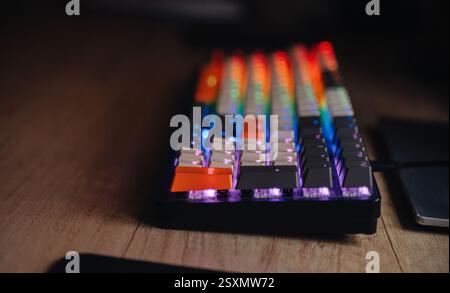 Nahaufnahme einer Tastatur mit bunten leuchtenden Tasten. Ideal für Technologie, Gaming und RGB-Beleuchtung Stockfoto