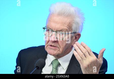 Stuttgart, Deutschland. Februar 2025. Winfried Kretschmann (Allianz 90/die Grünen), Ministerpräsident von Baden-Württemberg, beantwortet Fragen von Journalisten auf einer Pressekonferenz im landtag. Er kommentiert auch die Ergebnisse der Bundestagswahl. Quelle: Bernd Weißbrod/dpa/Alamy Live News Stockfoto