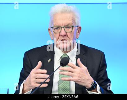 Stuttgart, Deutschland. Februar 2025. Winfried Kretschmann (Allianz 90/die Grünen), Ministerpräsident von Baden-Württemberg, beantwortet Fragen von Journalisten auf einer Pressekonferenz im landtag. Er kommentiert auch die Ergebnisse der Bundestagswahl. Quelle: Bernd Weißbrod/dpa/Alamy Live News Stockfoto