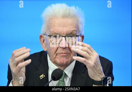 Stuttgart, Deutschland. Februar 2025. Winfried Kretschmann (Allianz 90/die Grünen), Ministerpräsident von Baden-Württemberg, beantwortet Fragen von Journalisten auf einer Pressekonferenz im landtag. Er kommentiert auch die Ergebnisse der Bundestagswahl. Quelle: Bernd Weißbrod/dpa/Alamy Live News Stockfoto