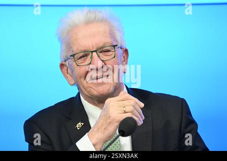 Stuttgart, Deutschland. Februar 2025. Winfried Kretschmann (Allianz 90/die Grünen), Ministerpräsident von Baden-Württemberg, beantwortet Fragen von Journalisten auf einer Pressekonferenz im landtag. Er kommentiert auch die Ergebnisse der Bundestagswahl. Quelle: Bernd Weißbrod/dpa/Alamy Live News Stockfoto