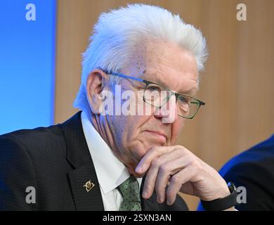 Stuttgart, Deutschland. Februar 2025. Winfried Kretschmann (Allianz 90/die Grünen), Ministerpräsident von Baden-Württemberg, nimmt an einer Pressekonferenz im landtag Teil. Er kommentiert auch die Ergebnisse der Bundestagswahl. Quelle: Bernd Weißbrod/dpa/Alamy Live News Stockfoto