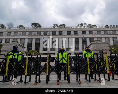 Seoul, Südkorea. Februar 2025. Die Polizei steht vor dem Verfassungsgericht während des Prozesses gegen den angeklagten Präsidenten Yoon Suk Yeol in Seoul, Südkorea, am Dienstag, den 25. Februar 2025. Die letzte Anhörung in Yoons Amtsenthebungsverfahren fand Dienstag statt. Foto: Thomas Maresca/UPI Credit: UPI/Alamy Live News Stockfoto