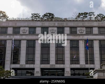 Seoul, Südkorea. Februar 2025. Die Außenseite des südkoreanischen Verfassungsgerichts ist während des Prozesses gegen den Amtsenthebten Präsidenten Yoon Suk Yeol am Dienstag, den 25. Februar 2025 in Seoul zu sehen. Die letzte Anhörung in Yoons Amtsenthebungsverfahren fand Dienstag statt. Foto: Thomas Maresca/UPI Credit: UPI/Alamy Live News Stockfoto