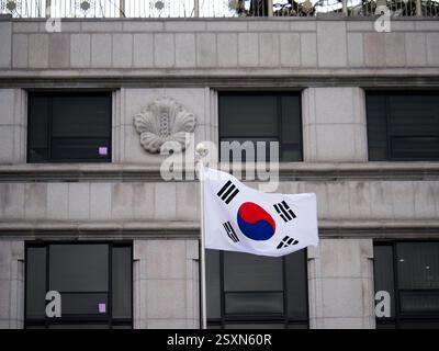 Seoul, Südkorea. Februar 2025. Die südkoreanische Flagge fliegt am Dienstag, den 25. Februar 2025, vor dem Verfassungsgericht während des Prozesses gegen den angeklagten Präsidenten Yoon Suk Yeol in Seoul. Die letzte Anhörung in Yoons Amtsenthebungsverfahren fand Dienstag statt. Foto: Thomas Maresca/UPI Credit: UPI/Alamy Live News Stockfoto