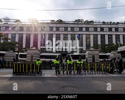 Seoul, Südkorea. Februar 2025. Die Polizei steht vor dem Verfassungsgericht während des Prozesses gegen den angeklagten Präsidenten Yoon Suk Yeol in Seoul, Südkorea, am Dienstag, den 25. Februar 2025. Die letzte Anhörung in Yoons Amtsenthebungsverfahren fand Dienstag statt. Foto: Thomas Maresca/UPI Credit: UPI/Alamy Live News Stockfoto