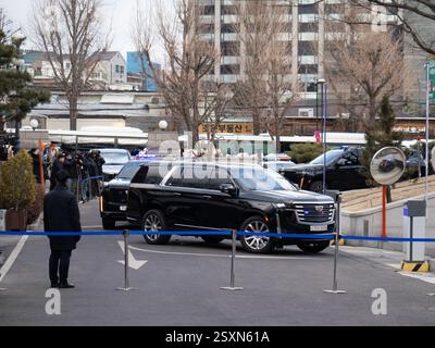 Seoul, Südkorea. Februar 2025. Die Kutsche des südkoreanischen Präsidenten Yoon Suk-Yeol trifft am Dienstag, den 25. Februar 2025, am Verfassungsgericht in Seoul ein. Die letzte Anhörung in Yoons Amtsenthebungsverfahren fand Dienstag statt. Foto: Thomas Maresca/UPI Credit: UPI/Alamy Live News Stockfoto