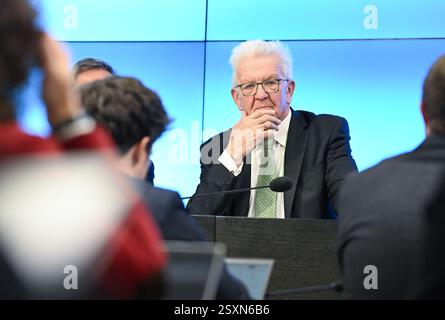 Stuttgart, Deutschland. Februar 2025. Winfried Kretschmann (Allianz 90/die Grünen), Ministerpräsident von Baden-Württemberg, nimmt an einer Pressekonferenz im landtag Teil. Er kommentiert auch die Ergebnisse der Bundestagswahl. Quelle: Bernd Weißbrod/dpa/Alamy Live News Stockfoto