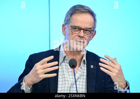 Stuttgart, Deutschland. Februar 2025. Staatssekretär Rudi Hoogvliet (Allianz 90/die Grünen) spricht auf einer Regierungspressekonferenz im landtag. Quelle: Bernd Weißbrod/dpa/Alamy Live News Stockfoto