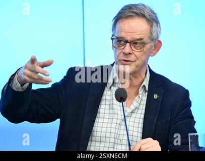 Stuttgart, Deutschland. Februar 2025. Staatssekretär Rudi Hoogvliet (Allianz 90/die Grünen) spricht auf einer Regierungspressekonferenz im landtag. Quelle: Bernd Weißbrod/dpa/Alamy Live News Stockfoto